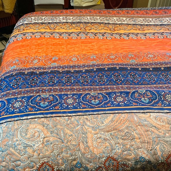 Queen Size Bedspread with Shams. - Picture 3 of 10